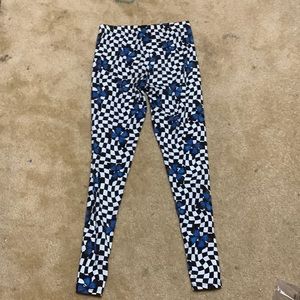 Selling girls leggings.Black and white checkered pants with butterflies on them.